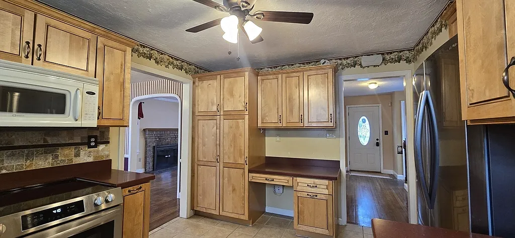 3 bed, 1.5 bath, 2518 sqft, $3,500 — Photo 2