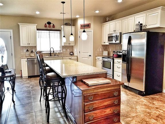2nd image of 1402 Eveningside Dr