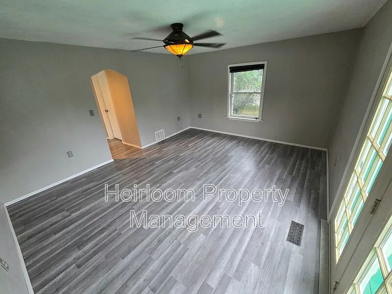 3 bed, 1.0 bath, 1160 sqft, $1,800 — Photo 2