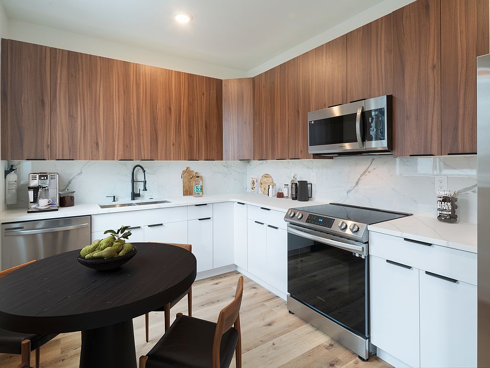 1st image of 2621 W Oxford St Unit 306