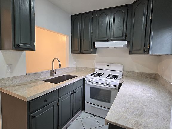 3rd image of 11581 Gladstone Ave