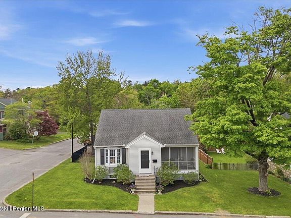 4th image of 11 Greenport Parkway