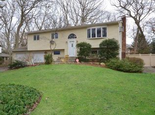 46 Peacock Ln, Commack, NY 11725
