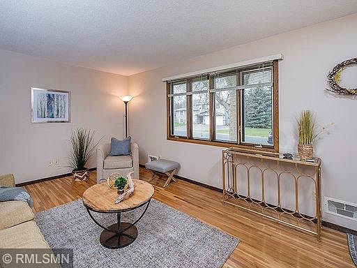 4th image of 3990 Riverton Ave