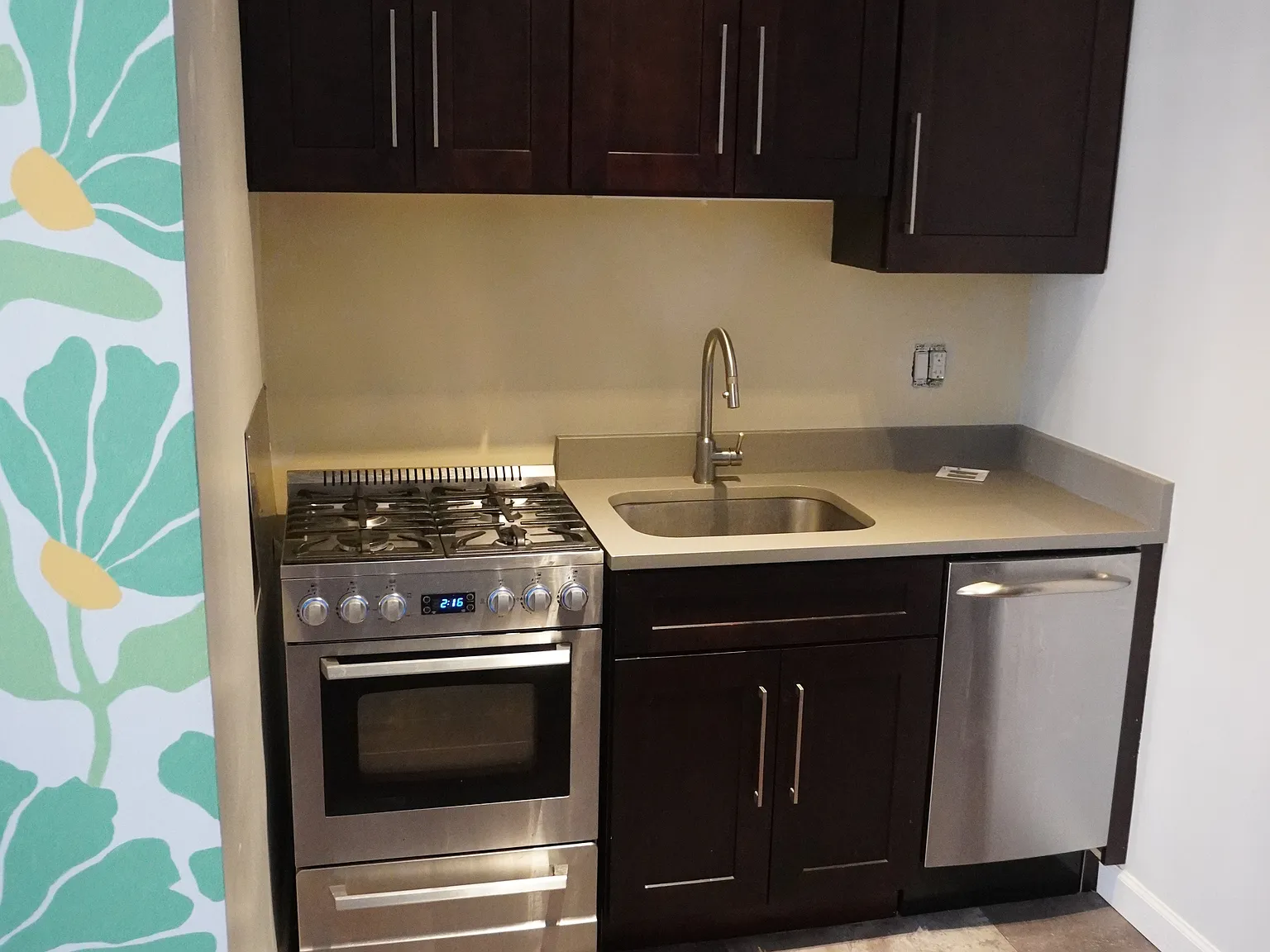 1 bed, 1.0 bath, 650 sqft, $1,900 — Photo 2