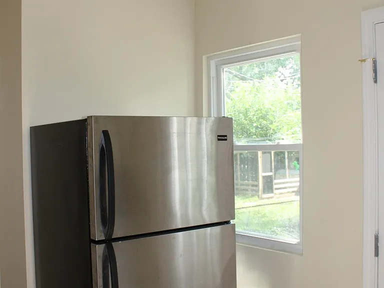 2394 Summit St — Photo 10