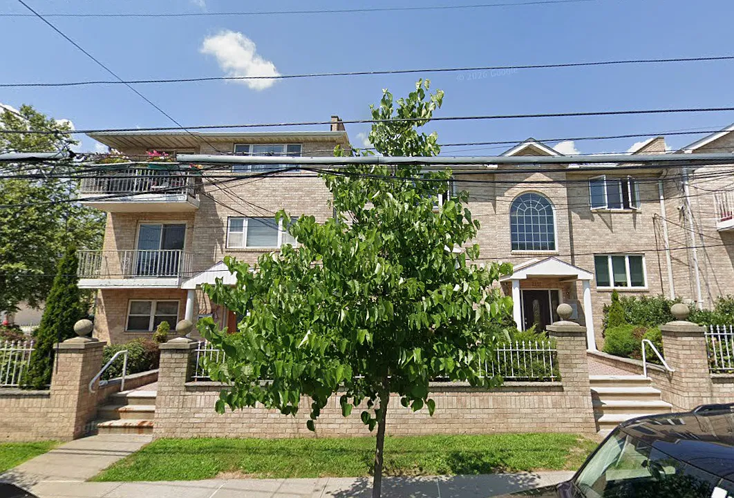 Beautiful Private Living in this 3 family home — Photo 1