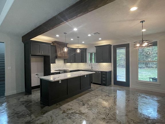 3rd image of 907 Maplewood Dr
