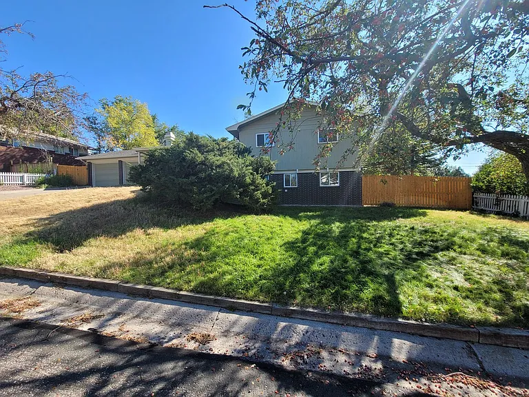 3917 Applewood Dr — Photo 2
