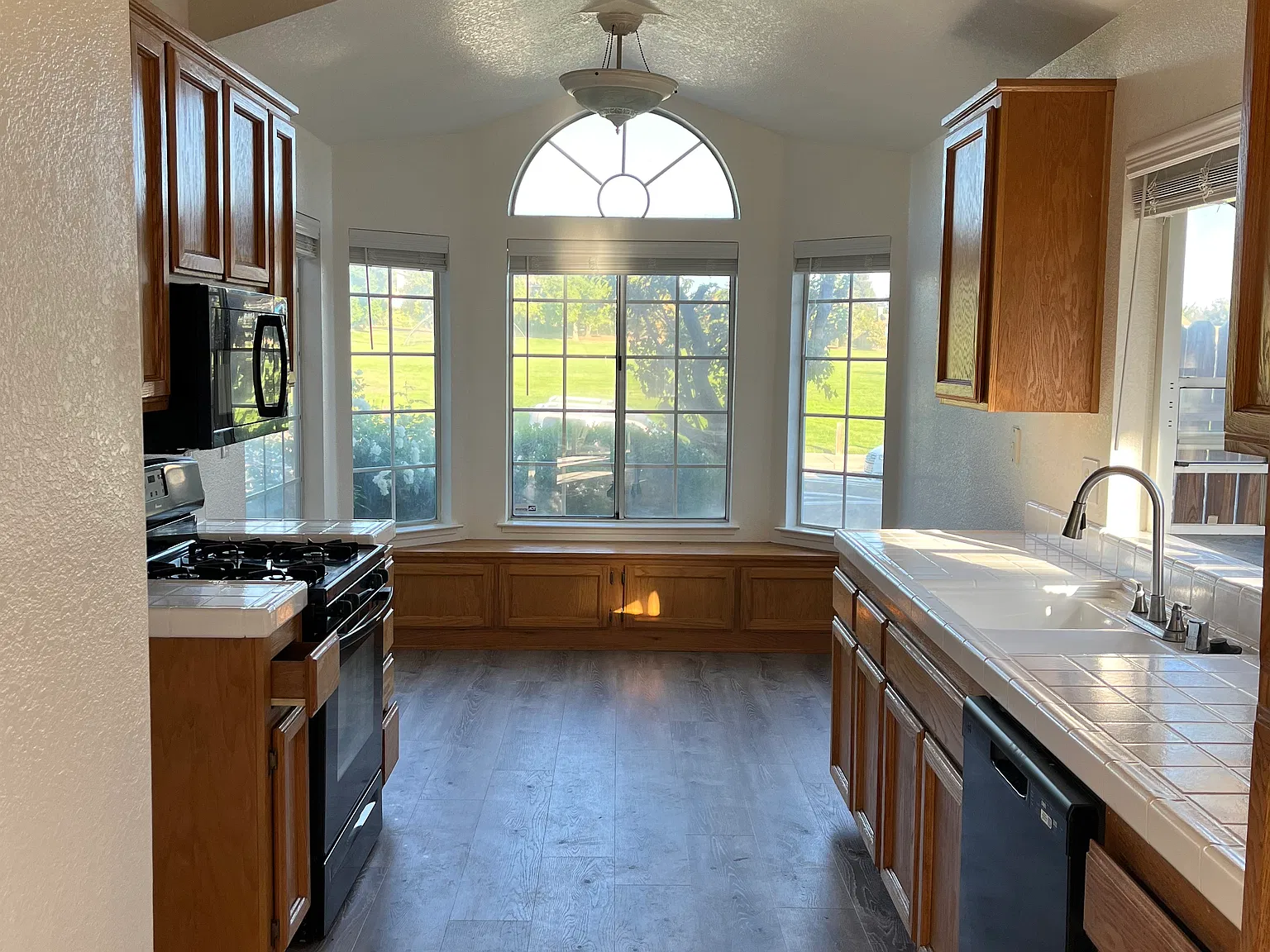 3 bed, 1381 sqft, $2,450 — Photo 2