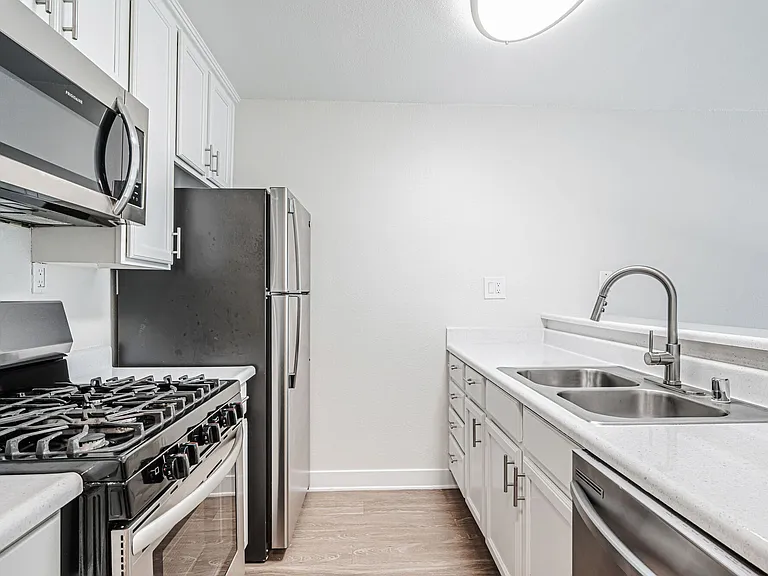 Independence Park Apartments — Photo 2