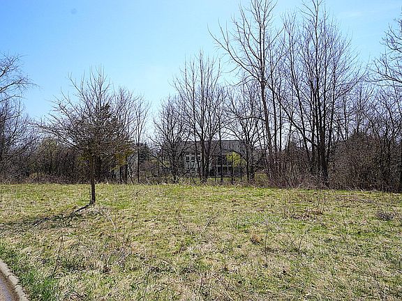 3rd image of 3102 Hawthorn Hills Ln