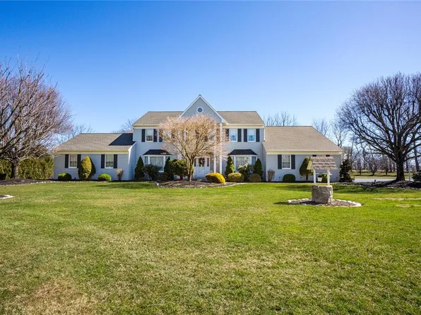 2101 Schroettner Cir, Nazareth, PA 18064