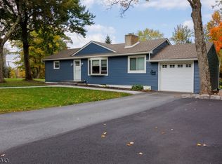 3 Robinhood Ln, Highland Lakes, NJ 07422