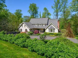 8 Sturges Rd, Newtown, CT 06470