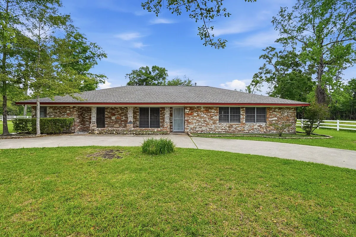 Building Photo - 10240 Post Oak Dr