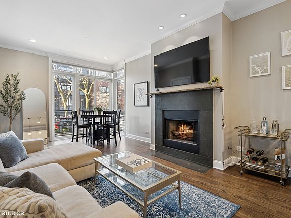 2nd image of 1525 N Wood St #1