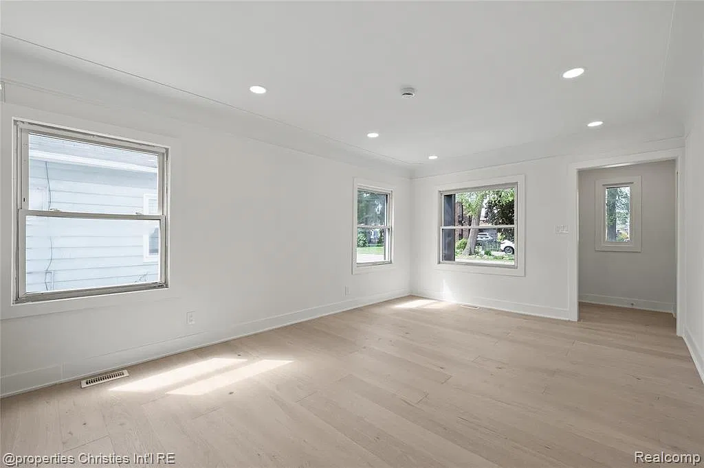 3 bed, 2.0 bath, 1650 sqft, $2,400 — Photo 3