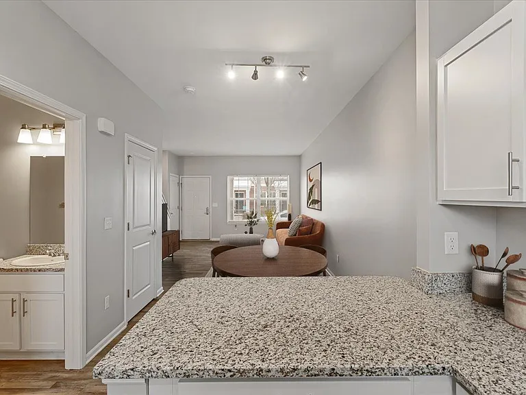 Midtown Pointe Apartments — Photo 5