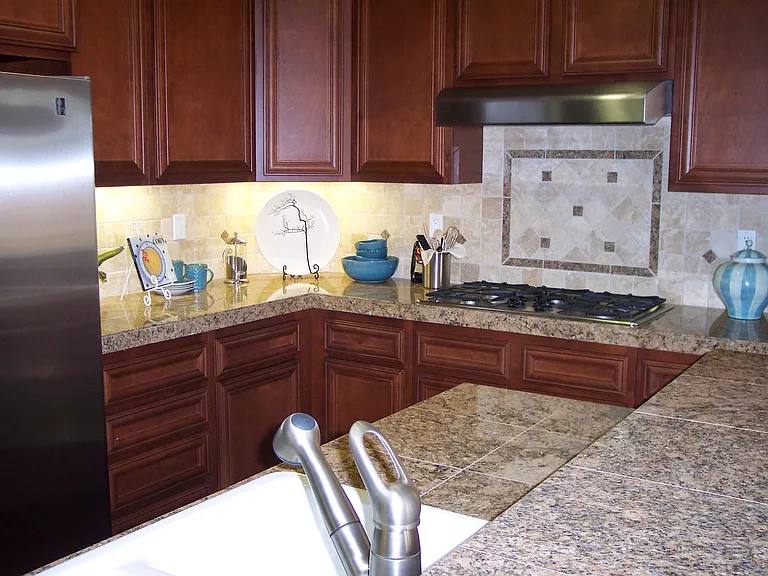 20421 Gordon Ave — Photo 2