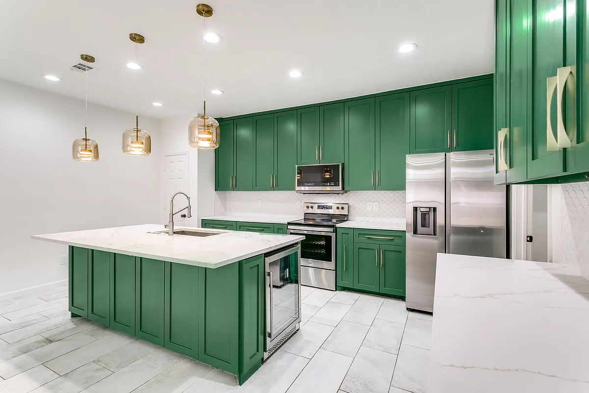 Building Photo - 560 Raintree Cir