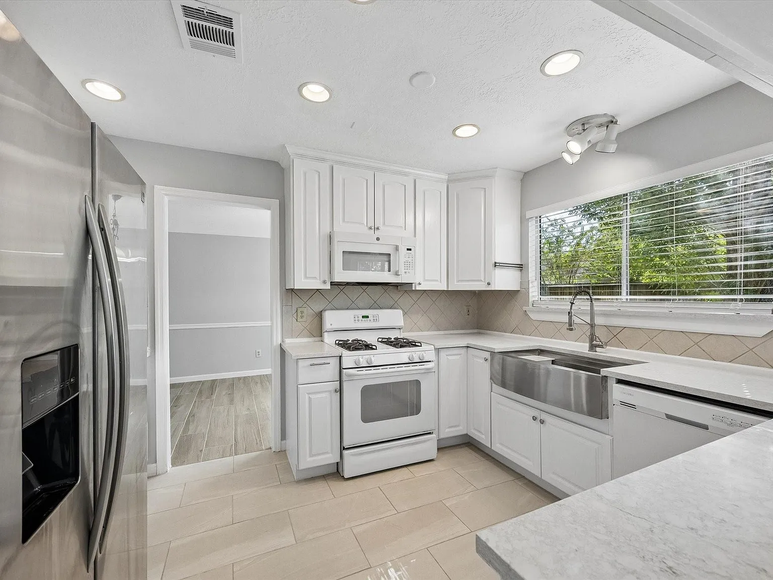 4 bed, 2.5 bath, 2444 sqft, $2,895 — Photo 4
