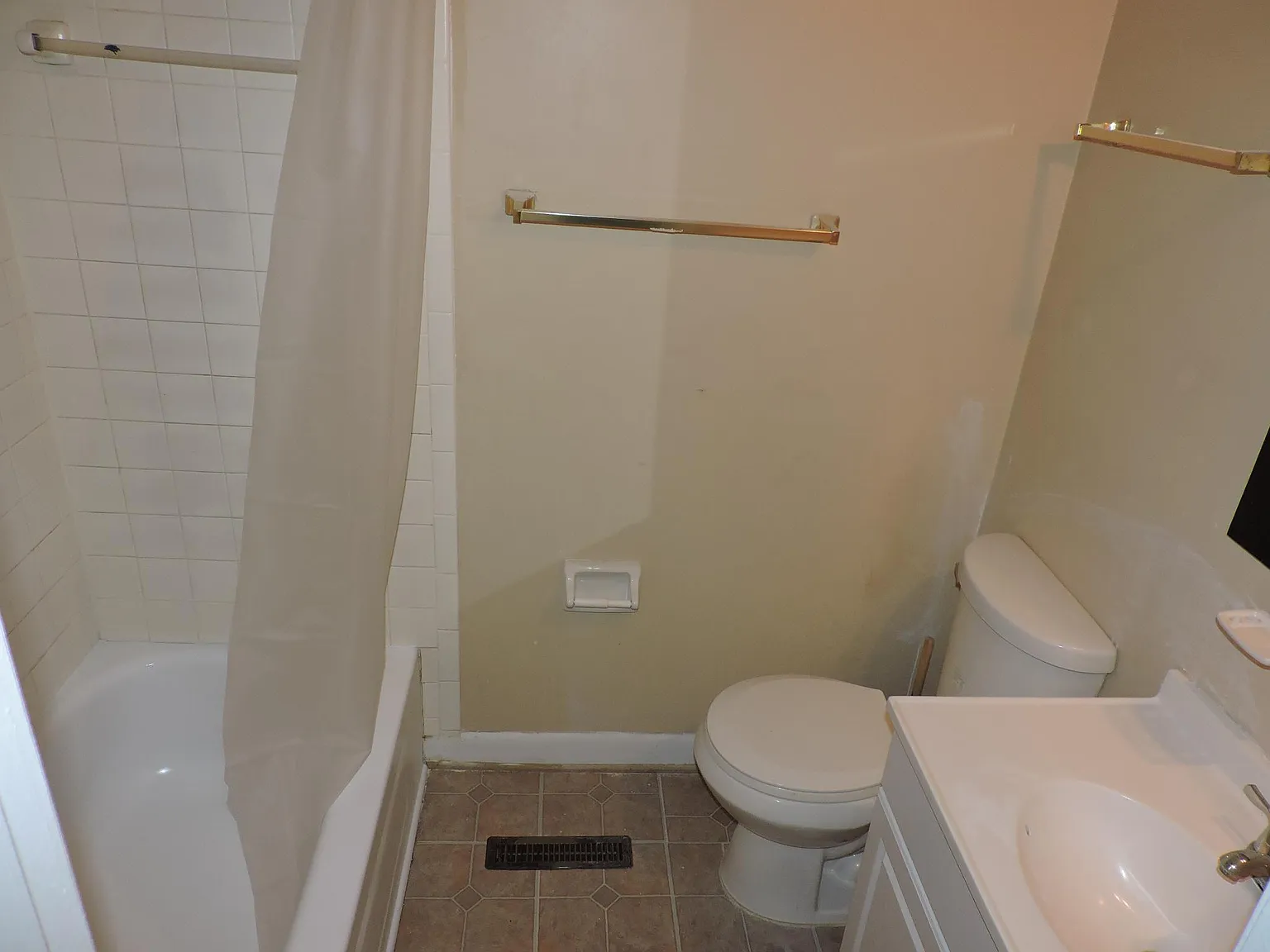 3 bed, 1.5 bath, 1305 sqft, $1,700 — Photo 2