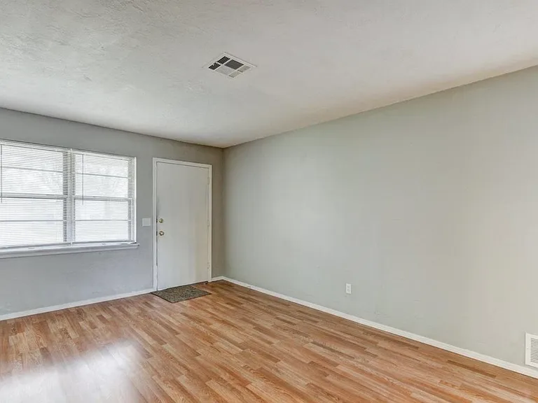 347 W Cedar Dr — Photo 2