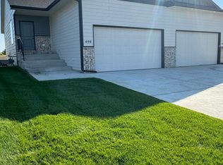 692 Long Path Ct, Goddard, KS 67052
