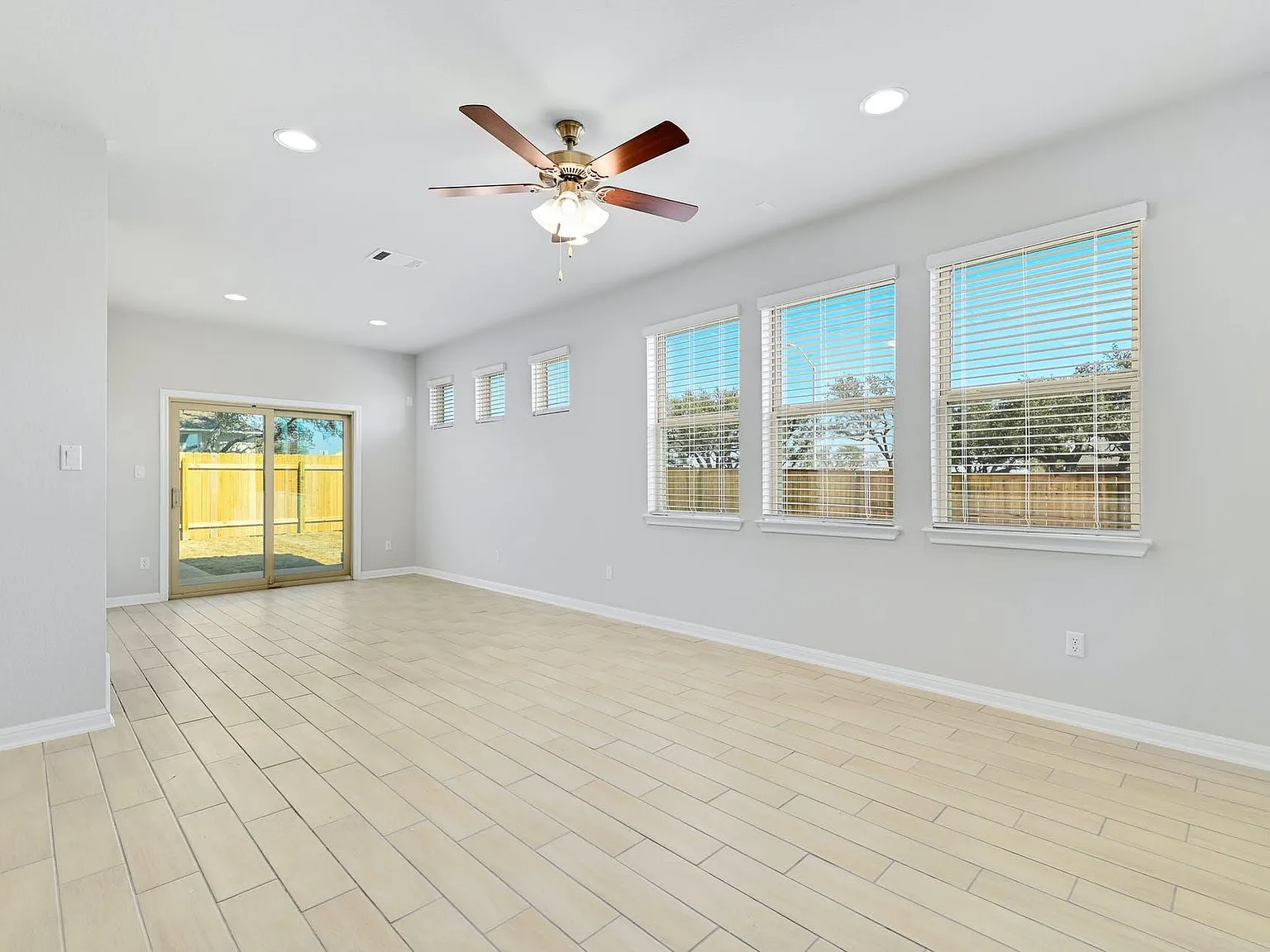 3 bed, 2.5 bath, 1985 sqft, $2,345 — Photo 3