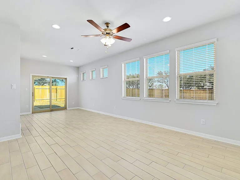 1021 Kerrwood Way — Photo 3