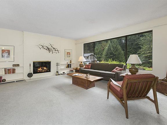 2nd image of 745 Hillrise Pl NE