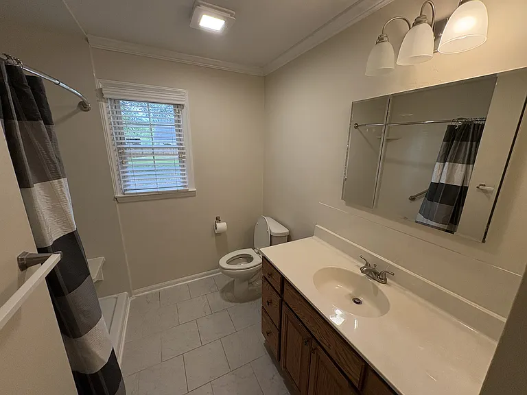 924 Chalet Dr — Photo 2