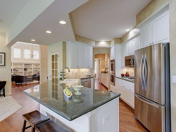 Large seating/serving island