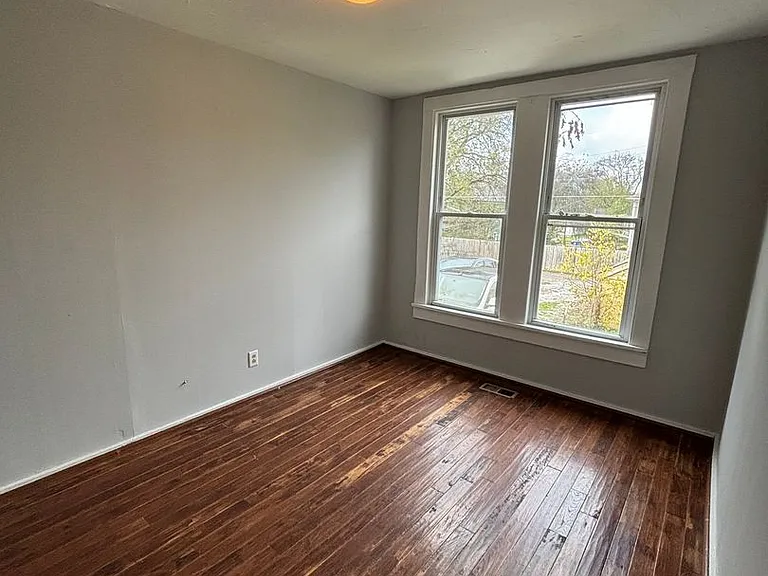 2337 E 5th Ave — Photo 12