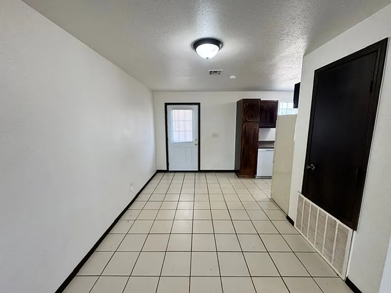 749 SW 13th St — Photo 3