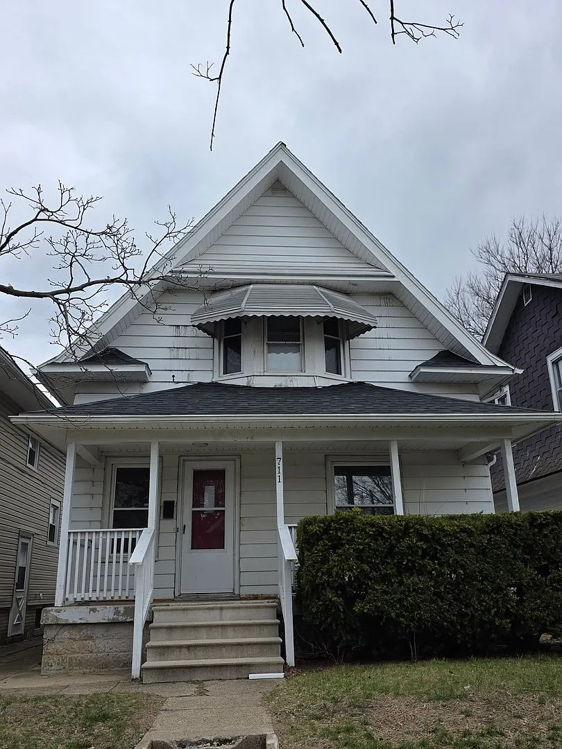 711 Nicholas St photo 1