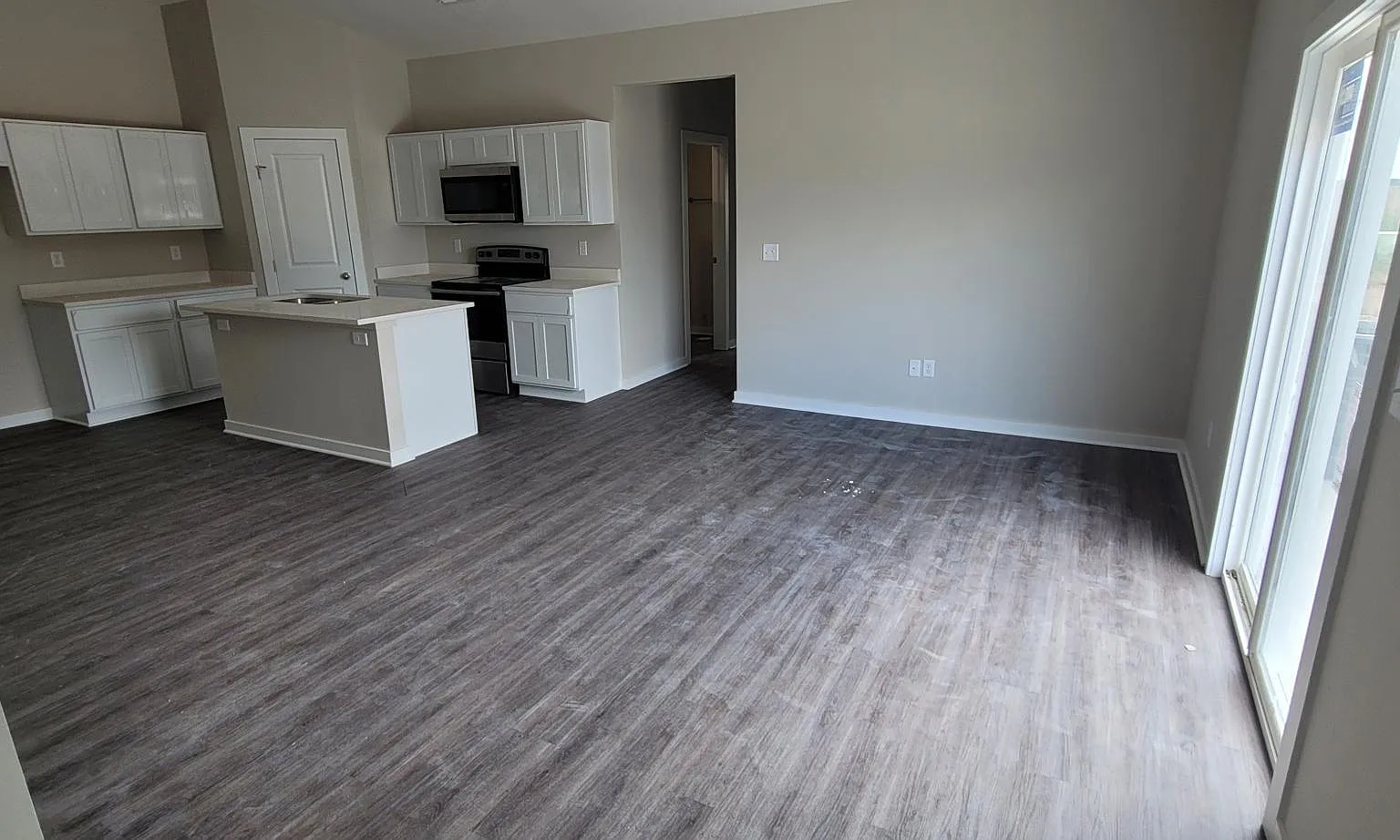 3 bed, 1200 sqft, $1,550 — Photo 1