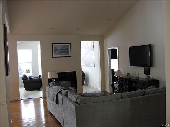 4th image of 33687 Reservoir Dr