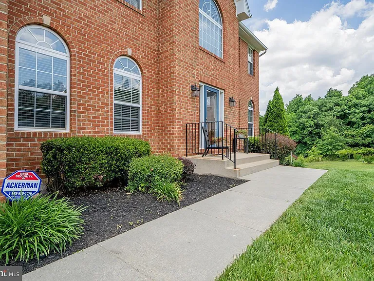 1401 Windjammer Ct — Photo 2