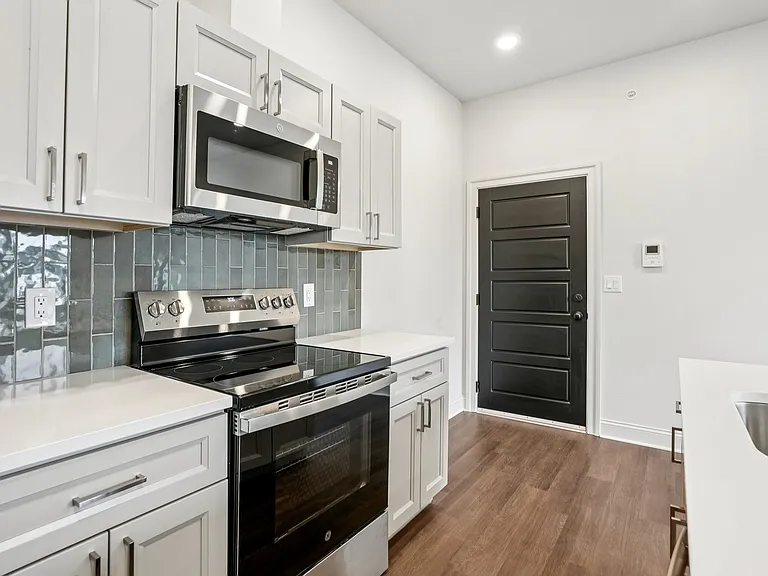 472 Roxborough Ave — Photo 22