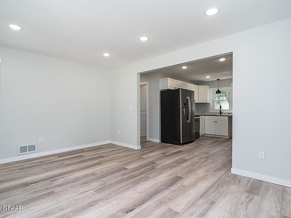 3rd image of 611 18th Ave S