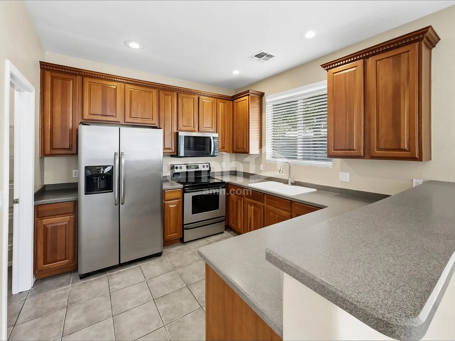 3 bed, 2.5 bath, 1558 sqft, $2,165 — Photo 3