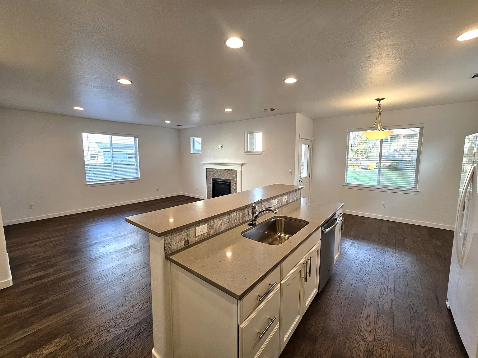 3 bed, 2.5 bath, 1743 sqft, $2,450 — Photo 2