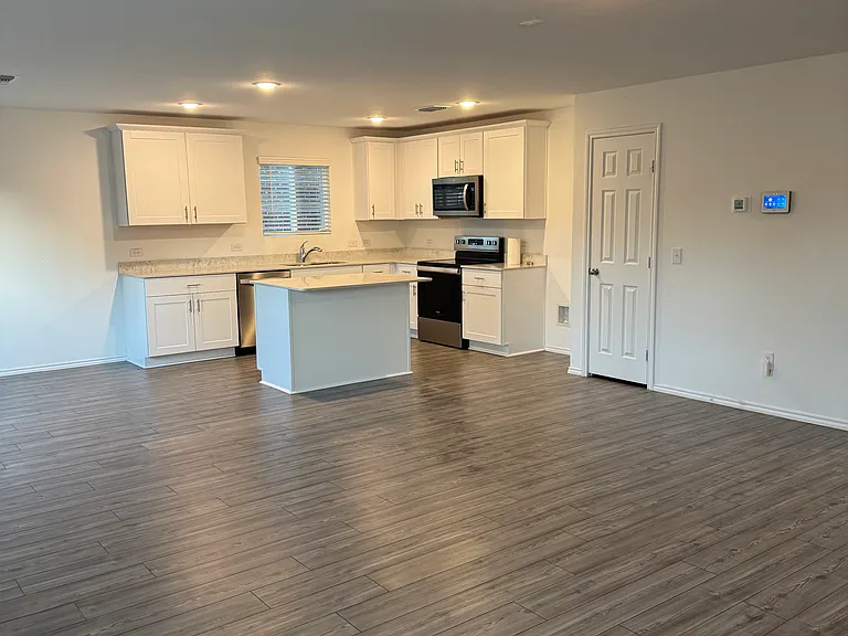 528 Lake Erie Dr — Photo 13