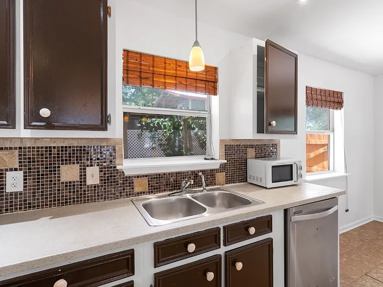 1211 Delano St — Photo 7