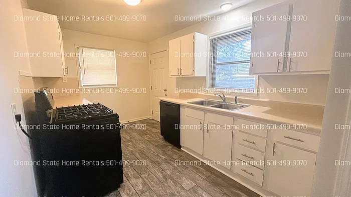 3 bed, 1.0 bath, 875 sqft, $1,295 — Photo 4