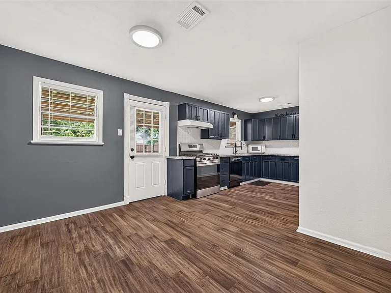 214 E Foley St — Photo 3