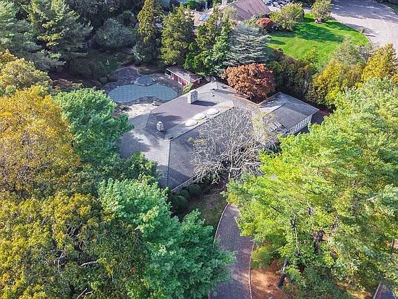 3rd image of 1 Parkview Ct