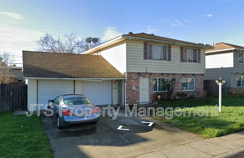 2 bed, 1.0 bath, 942 sqft, $1,595 — Photo 1